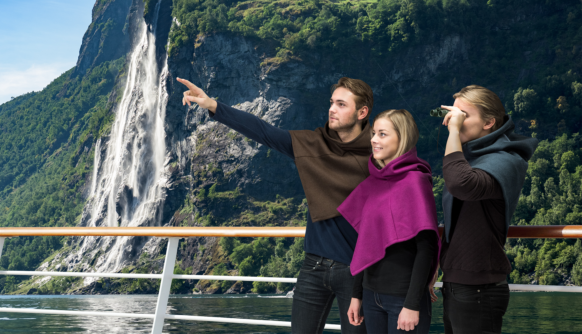 Tre personer på båt i Geirangerfjorden med De Syv Søstre i bakgrunnen - Original